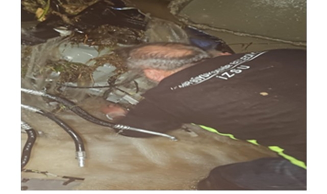 Kemalpaşa Ulucak’ta menfeze giren aracın çıkarılma çalışmaları sürüyor