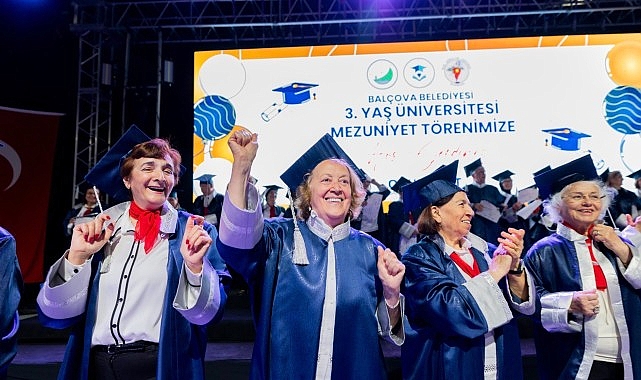 Balçova’da Mezuniyet Coşkusu: 3. Yaş Üniversitesi’nde Kepeler Umuda Atıldı