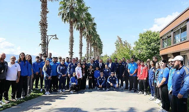 Başkan Büyükakın başarılı sporcularla buluştu