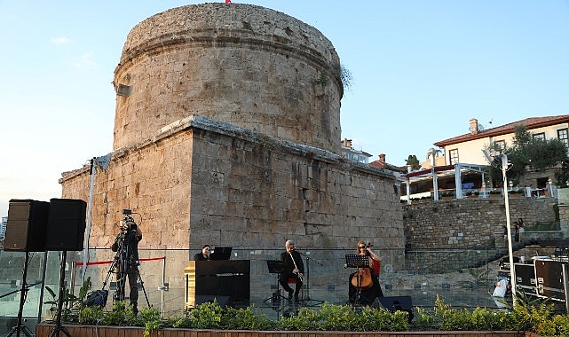 Hıdırlık Kulesi’nde Akdeniz manzarasına müzik eşlik etti