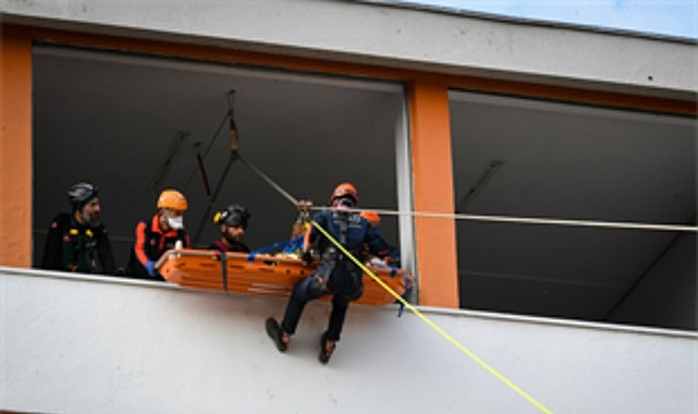 İzmir’de nefes kesen deprem tatbikatı