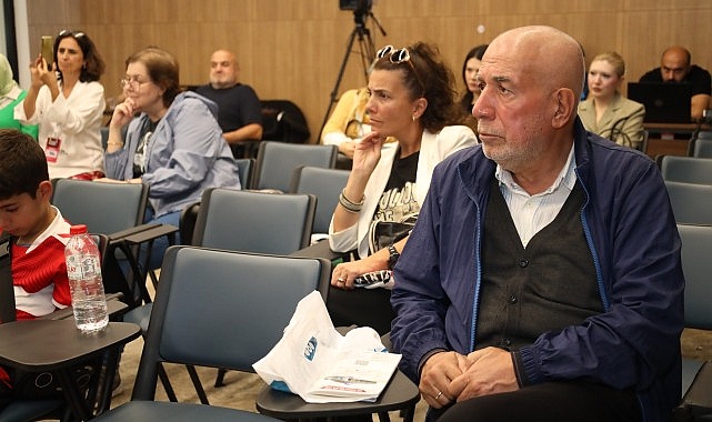 Kolombiyalı gazeteci Silvana Paternostro Kitap Fuarı’nda konuştu;  “Tarih ve Roman birbirinden ayrılmaz parçalardır”